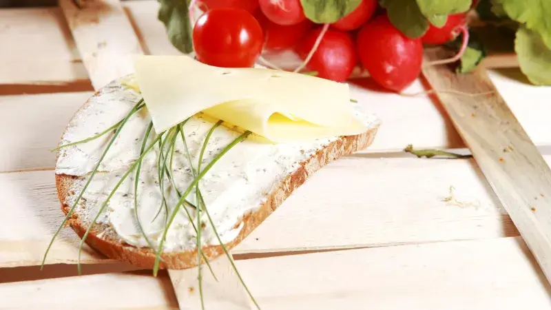 chleba s tvarohovou pomazánkou a pažitkou