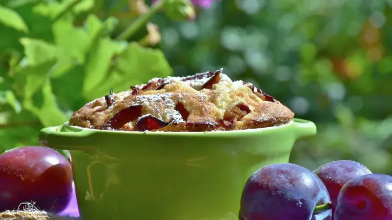 Koláč se sušenými švestkami a mandlemi