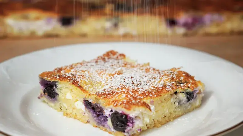 Ovocný koláč s borůvkami a drobenkou