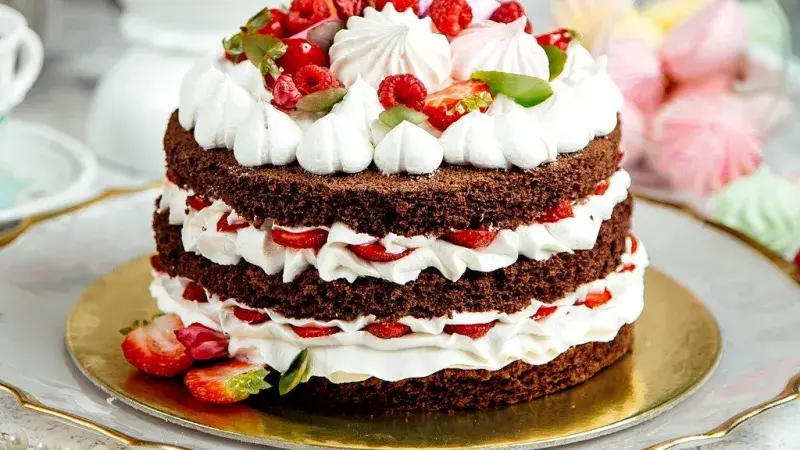 Brownies dort se šlehačkovým krémem