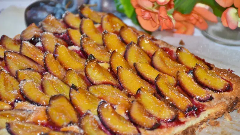 Tvarohový koláč se švestkami a skořicovou drobenkou