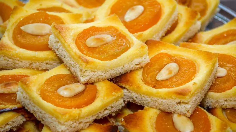 Litý koláč s tvarohem a meruňkami