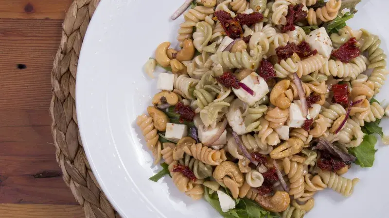 Těstovinový salát se slaninou a houbami