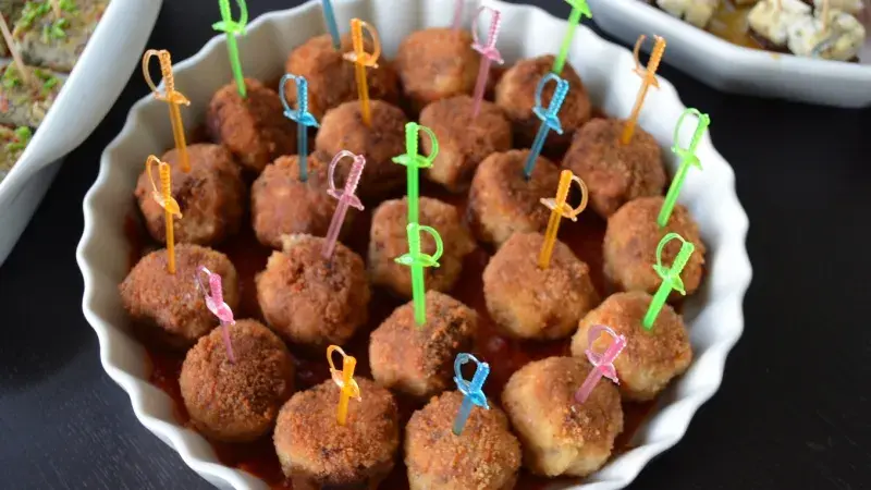 Řecké masové kuličky s dipem z fety