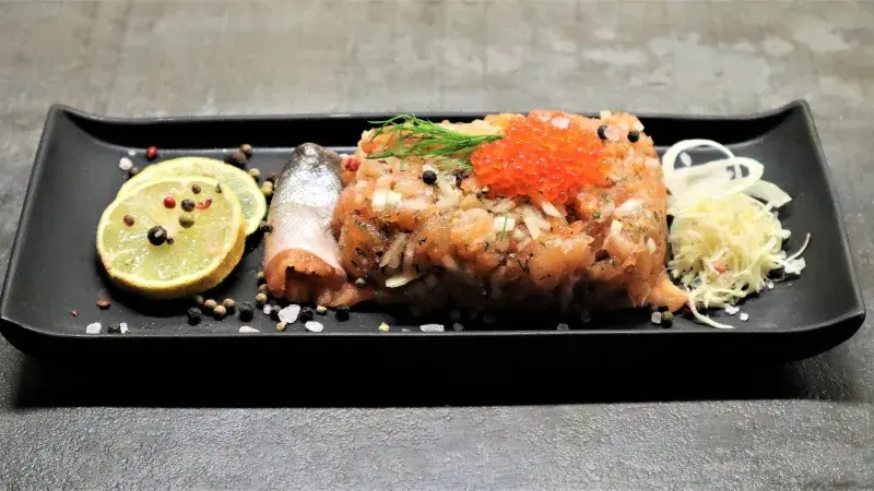 lososvý tatarák s křenem