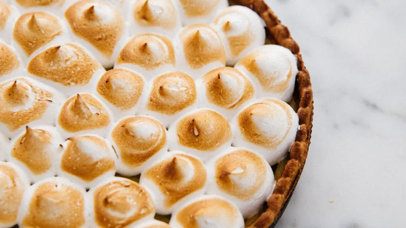 Koláč zdobený sněhem