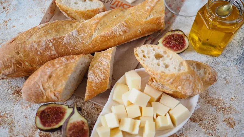 bageta se sýrem, fíky a medem