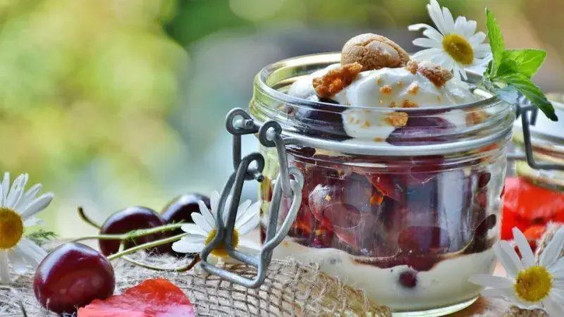 Třešně v červeném víně s vanilkovým krémem