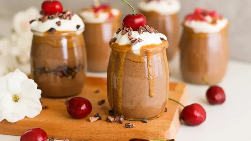 čokoládový pohár s třešněmi