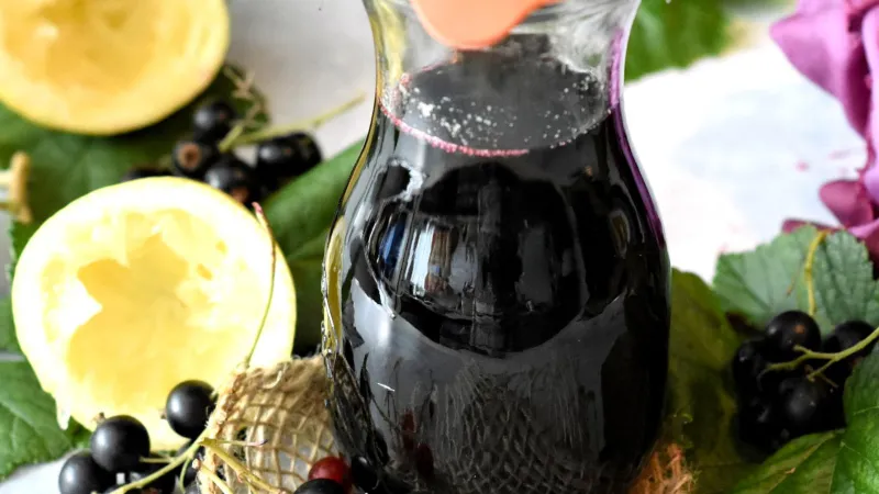 Víno z černého a červeného rybízu