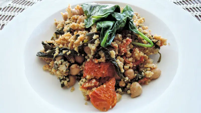 Kuskus s chorizem a cizrnou