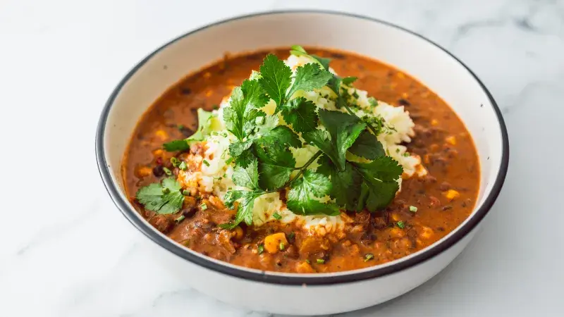 Vegetariánské chilli s červenou čočkou a jasmínovou rýží