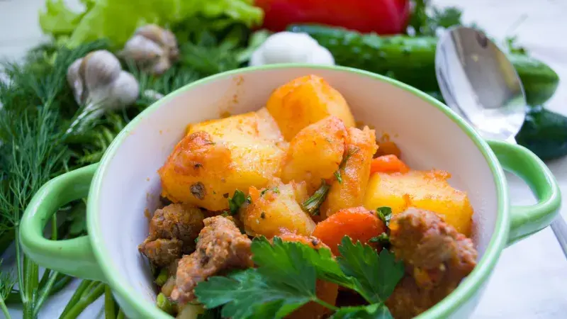 Zapečené brambory s kapustičkami a mletým masem