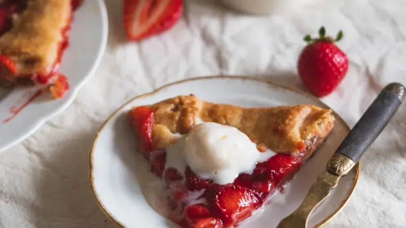 Jahodový dort s rybízovou marmeládou