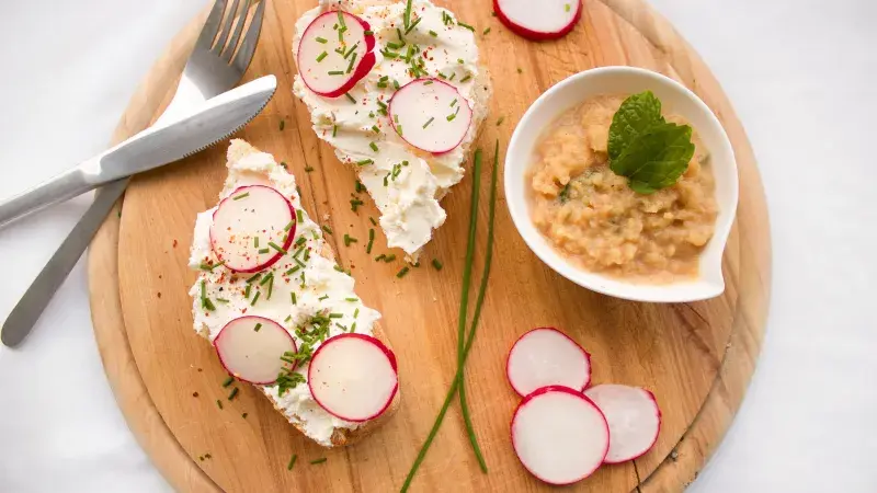 chleba s pomazánkou a ředkvičkami