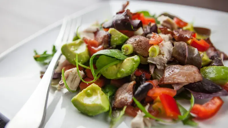 Salát s kuřetem a slaninou