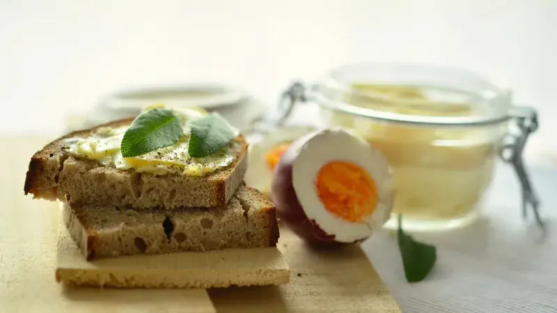 chleba s vejcem a máslem