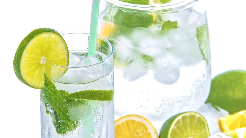 Jablečná limonáda s bezinkami & mátou
