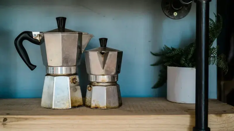 Ikonický tvar moka konvičky je jedním ze symbolů designu 20. století
