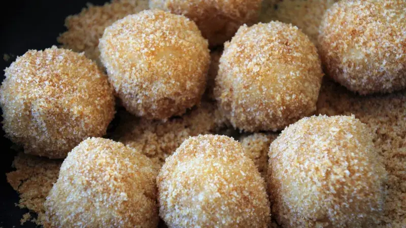 masové kuličky obalované ve strouhance