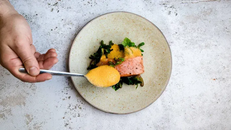 Ryba na talíři s holandskou omáčkou