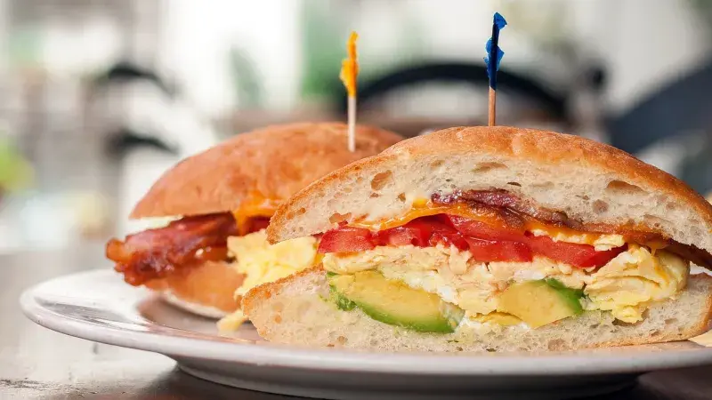 sendvič s vejcem a avokádem