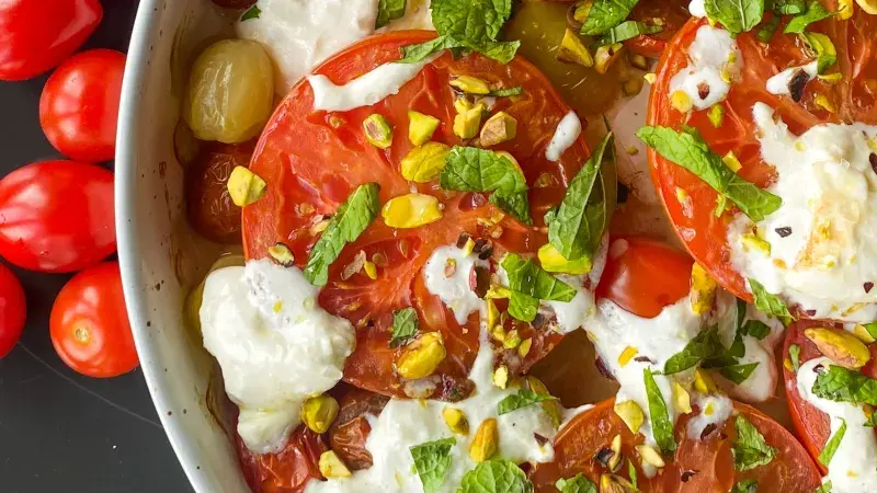 Zapečná rajčata se sýrem a olivami