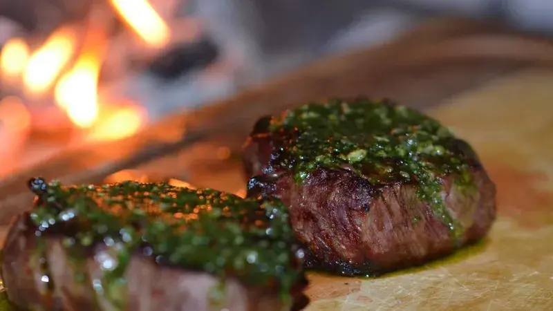 Steak s bylinnkovou omáčkou