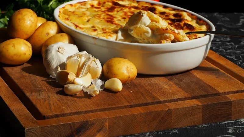 Zapečené brambory s kuřecím masem a nivou