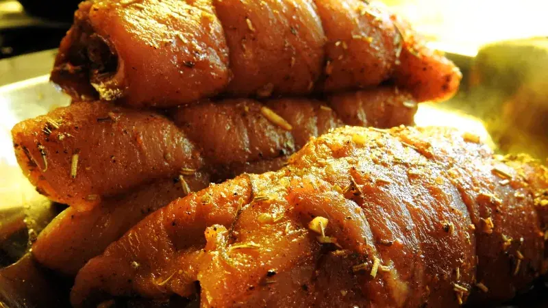 Vepřové roládky s omáčkou a česnekovými bramborami