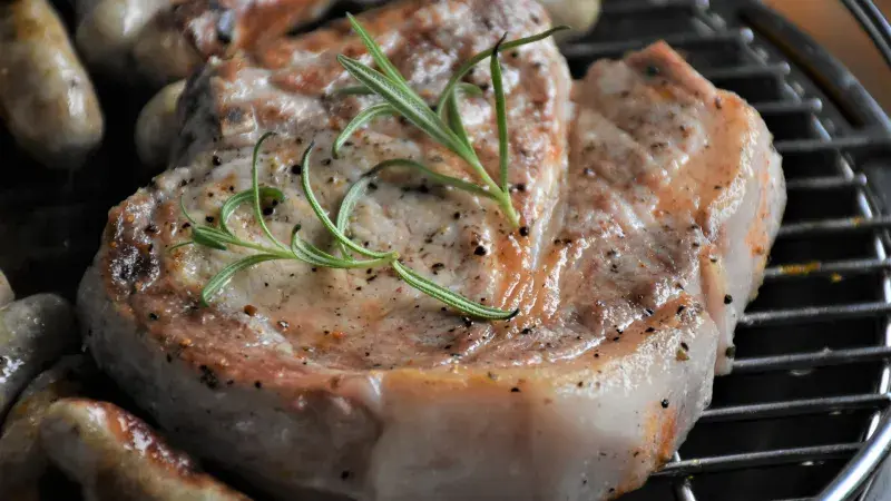 Vepřový steak se salátem z čekanky, jablek a vlašských ořechů