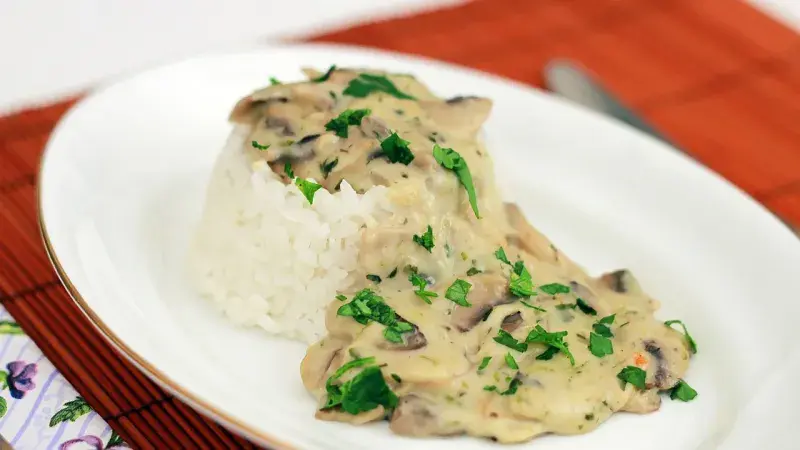 steak s rýží a houbovou omáčkou