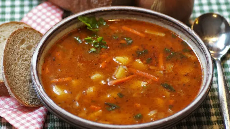 gulášová polévka