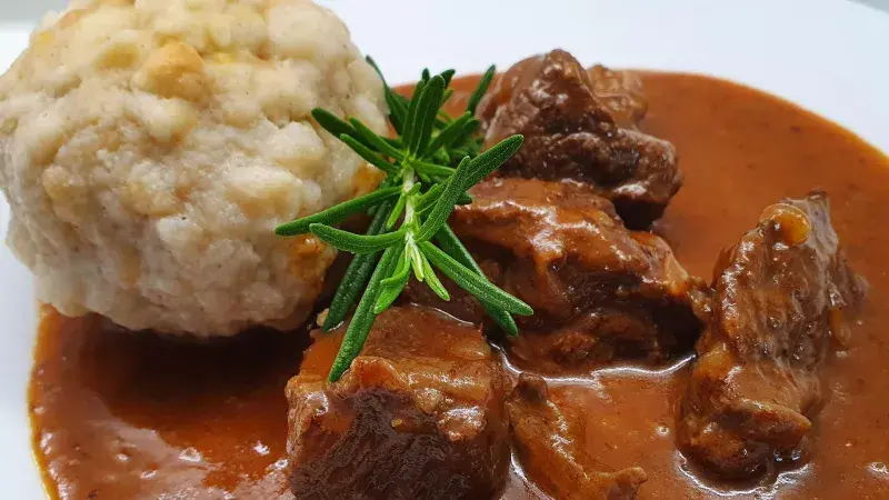 guláš s knedlíkem