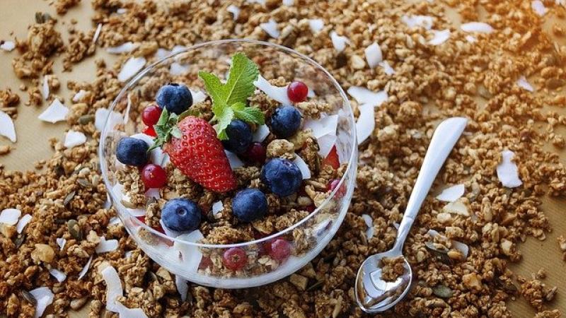 Oříšková granola s brusinkami a ananasem