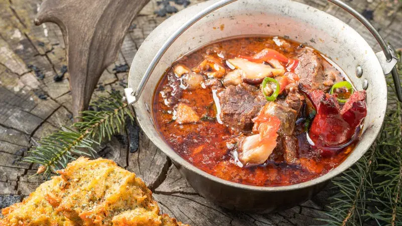 Dančí guláš s houbami