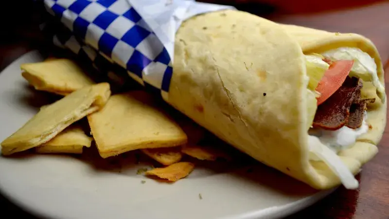 Domácí gyros s tzatziky a pita chlebem