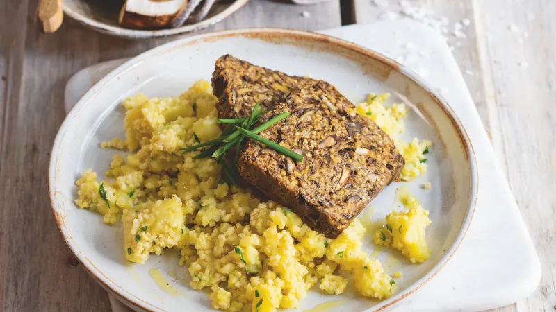 Houbová sekaná a šťouchané brambory s jáhlami