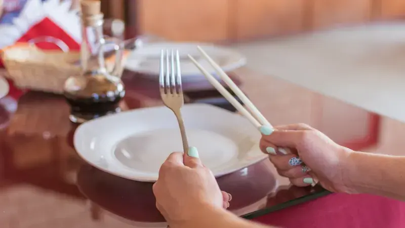 Hůlky, nebo vidličku?