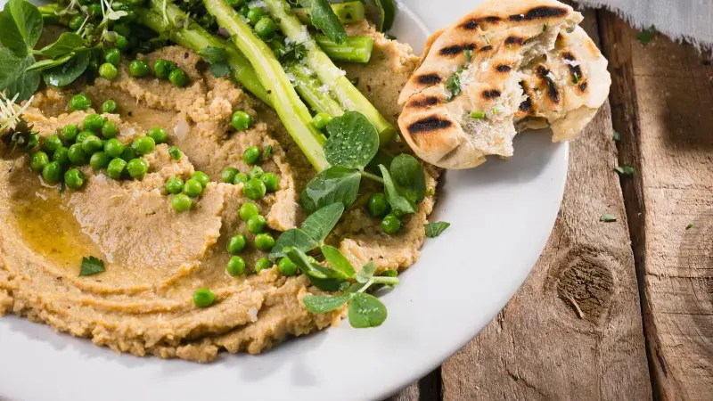Grilované chlebové placky s hummusem a jarní zeleninou