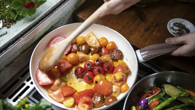 vaření - zelenina na pánvi