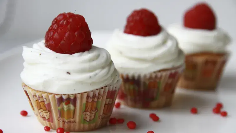 muffiny s krémem a malinami