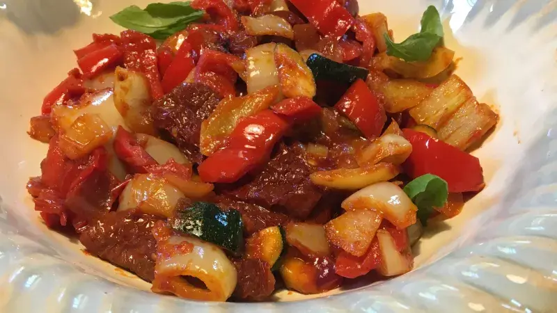 Luxusní salát ze smažených paprik, rajčat a cukety