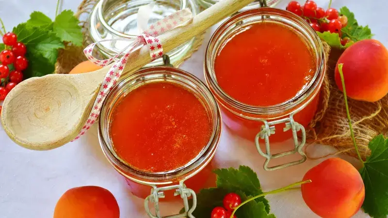 Meruňkový (nebo broskvový) džem s vanilkou a rumem