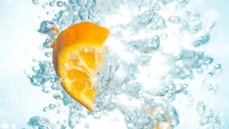 plátky pomeranče ve vodě