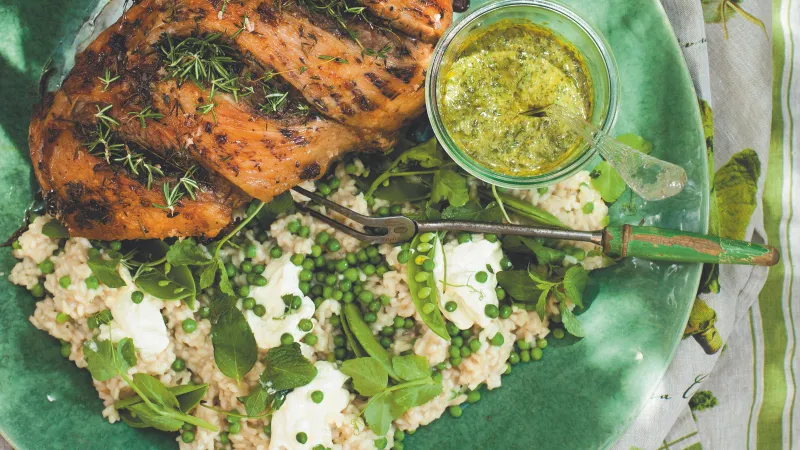 Jehněčí kýta s rizotem a hráškem