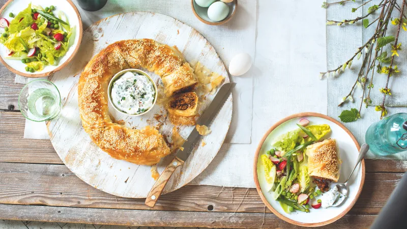 Věnec z filo těsta s mletým jehněčím a mátovým jogurtem