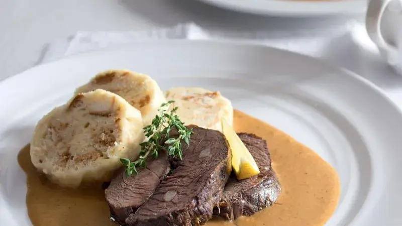 Špikovaná jelení kýta