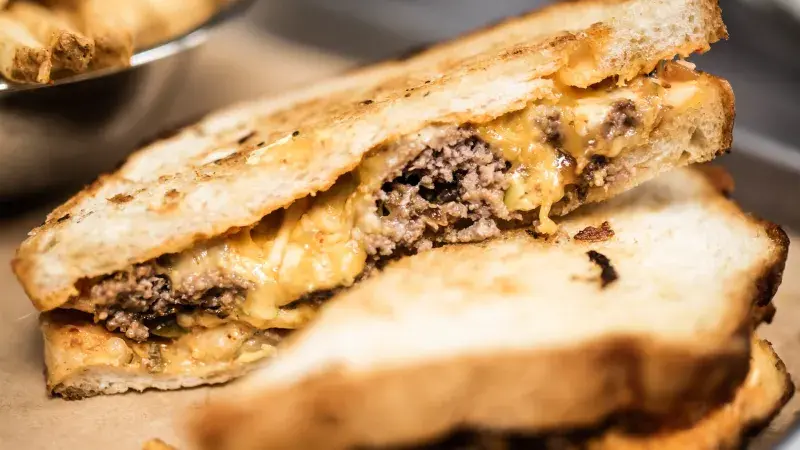 Bleskové tuňákové tousty s fazolemi