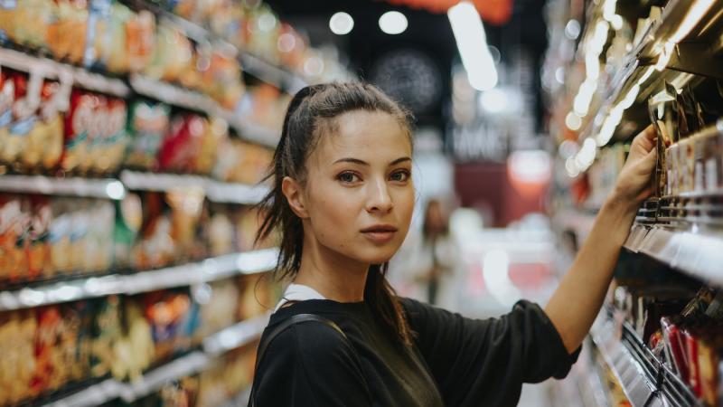 Dívka na nákupu potravin